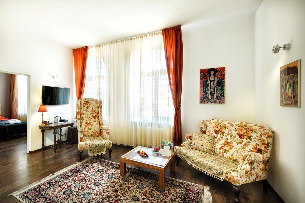 City Hotel Teater รีกา ภายนอก รูปภาพ